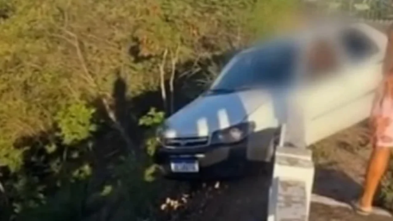Livramento na AL-220: carro perde o controle e para à beira de ribanceira em viaduto de Arapiraca