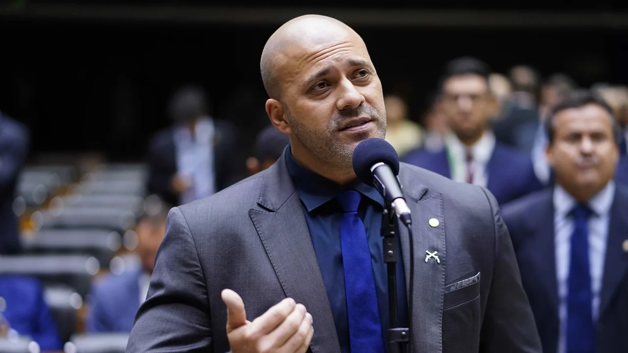 Hacker diz que Bolsonaro pediu ação contra urnas e prometeu indulto como o de Daniel Silveira