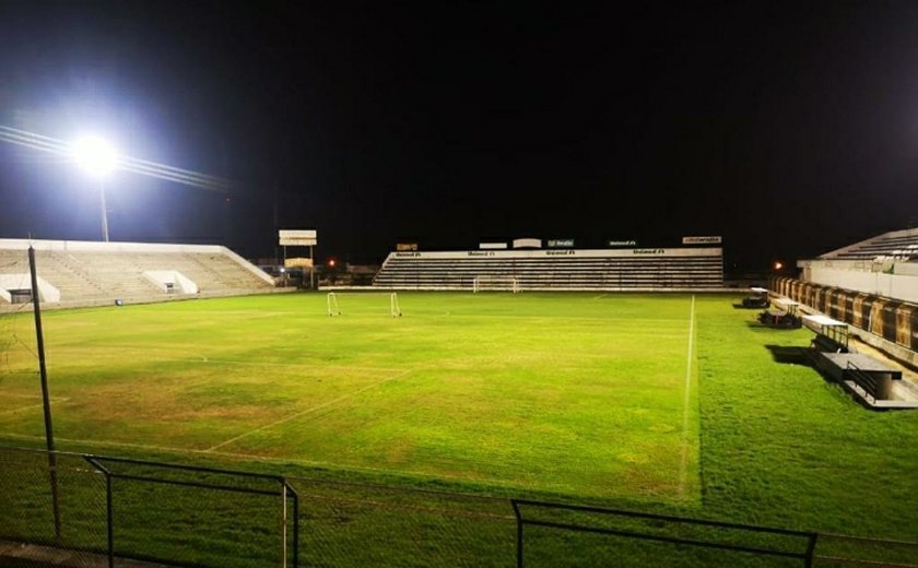 Prefeitura restaura iluminação do Estádio Municipal