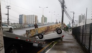 Motorista fica ferido após carro capotar em viaduto na Zona Sul de Aracaju / Foto: Foto: SMTT/Aracaju