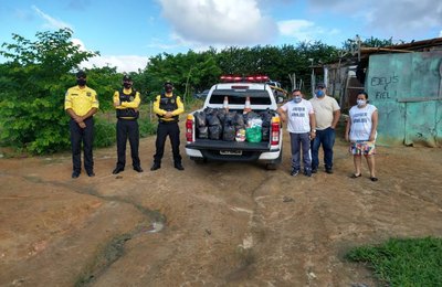 Solidariedade: agentes da SMTT fazem doação de alimentos Agentes de trânsito fizeram doação de 
