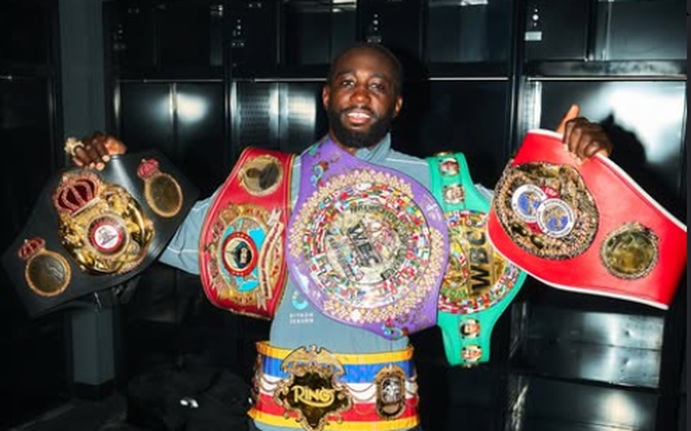 Crawford vence Canelo por decisão unânime e é campeão indiscutível em três categorias do boxe