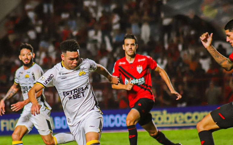 Com atacante no gol, Atlético-GO leva a virada do Criciúma no último lance