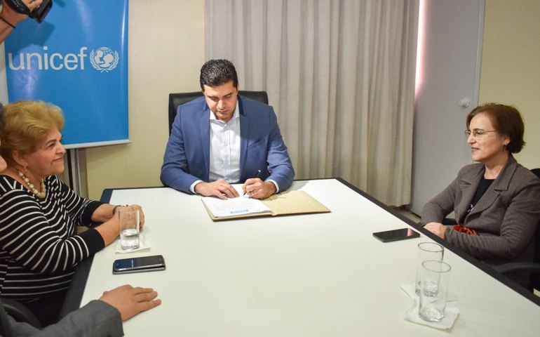 Prefeito assina termo de adesão para Busca Ativa Escolar