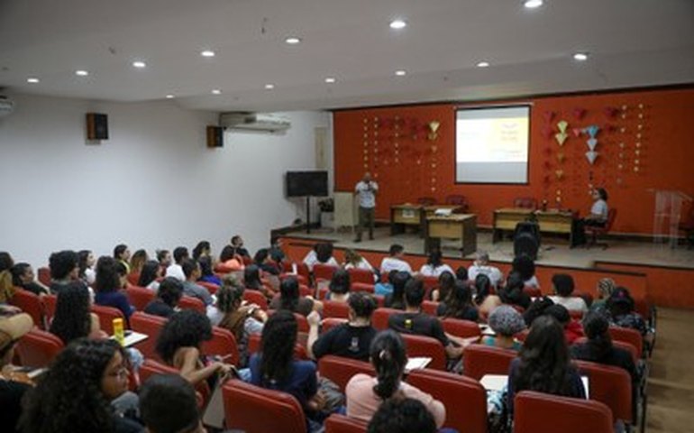 Monitores voluntários participam de reunião com equipe da Bienal
