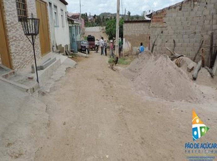 Prefeito de Pão de Açucar visitaa obra de calçamento do Alto Paraíso