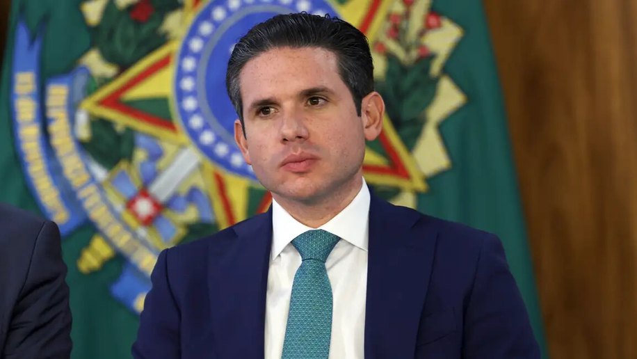 Com fuga de Ramagem, Motta proíbe deputados de votarem do exterior