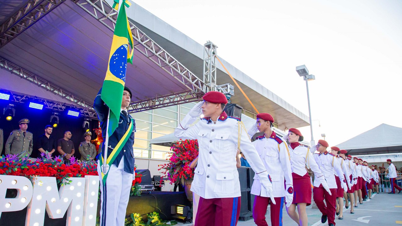 Colégio da Polícia Militar no interior celebra formatura de concluintes do Ensino Médio