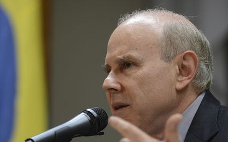 Arquivo X: Moro bloqueia preventivamente contas de Mantega