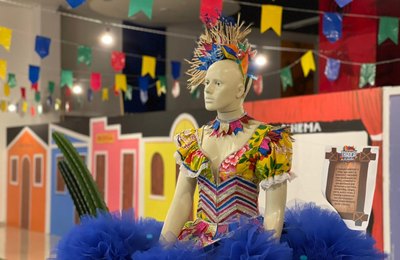 Figurinos das quadrilhas juninas viram peças de exposição no shopping de Arapiraca 