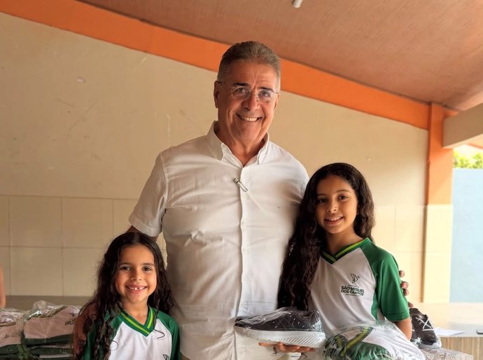 Prefeitura de São Miguel dos Campos realizou a entrega de mais de 10 mil kits de fardamento escolar