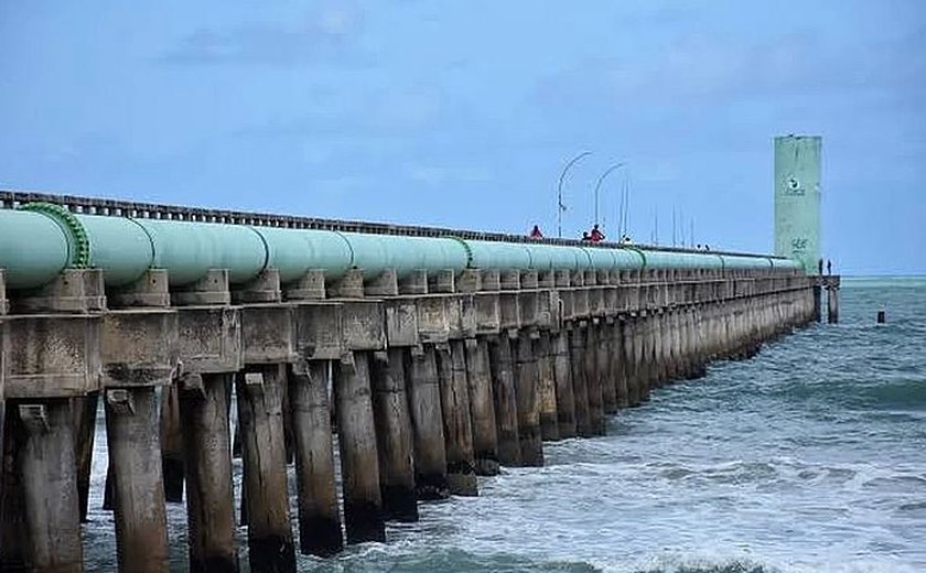 Jovem é resgatado após saltar de emissário submarino na Praia da Avenida, em Maceió