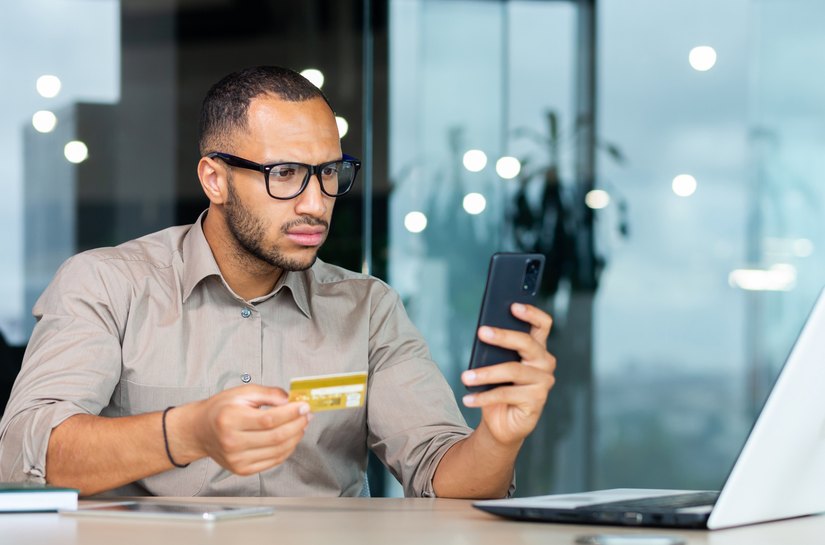 Golpes digitais: 50% das vítimas caem por compras impulsivas, mostra estudo