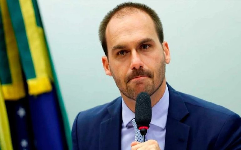 Justiça manda Eduardo Bolsonaro tirar música de Chico Buarque de postagem