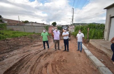 Com recursos próprios, Prefeitura de Santana inicia pavimentação de ruas no bairro Santa Luzia