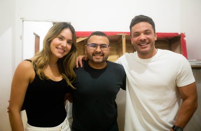 Wesley Safadão e Thyane Dantas visitam fã de Recife que terá casa reformada pelo WSolidário