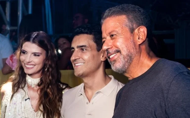 Ao lado de JHC, Marina Candia e Rodrigo Cunha, Arthur Lira prestigia abertura do Verão Maceió