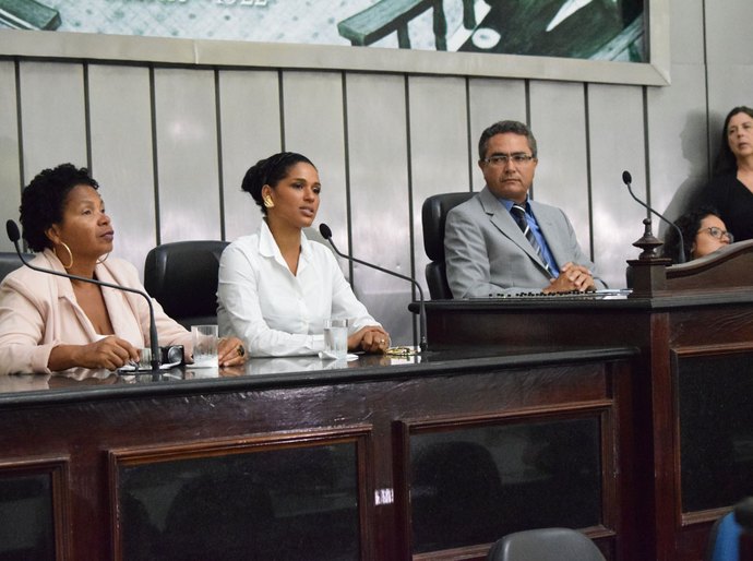 Consulesa da França ministra palestra sobre igualdade racial na ALE
