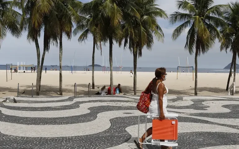 Praticante de windsurf enfrenta tubarão e escapa ileso em praia famosa; assista ao vídeo
