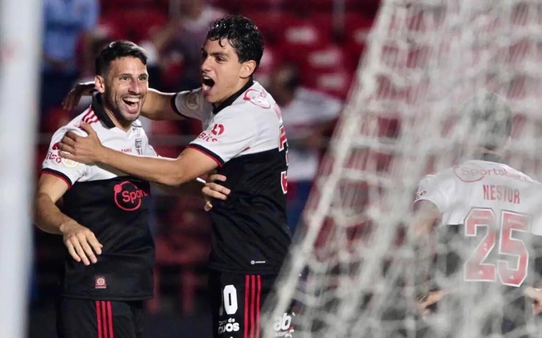 São Paulo derrota o Coritiba e mantém sonho de obter vaga na Libertadores