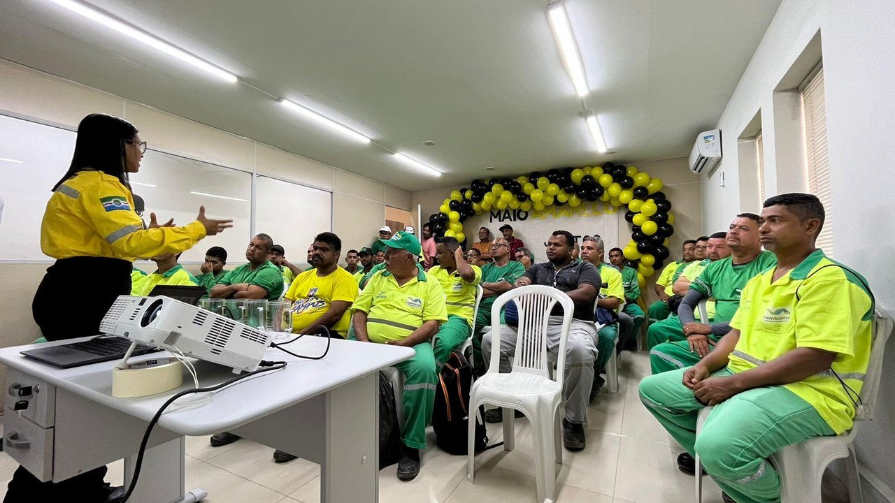 Funcionários da limpeza urbana de Maceió recebem orientações de trânsito