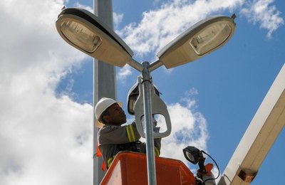 Iluminação pública: conheça os canais de atendimento