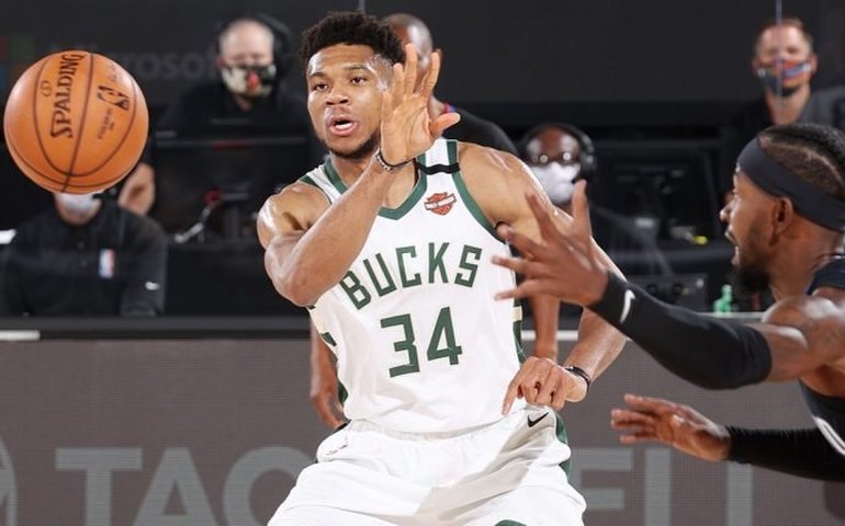 Com grande atuação de Antetokounmpo, Bucks ganham e viram série contra o Magic