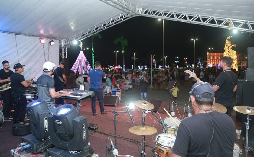 Penedo Luz abre espaço para músicos da cidade e distribui presentes para crianças carentes