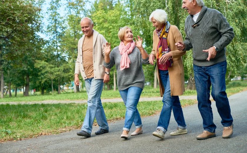 Expectativa de vida do brasileiro ao nascer sobe para 76,4 anos em 2023, mostra IBGE