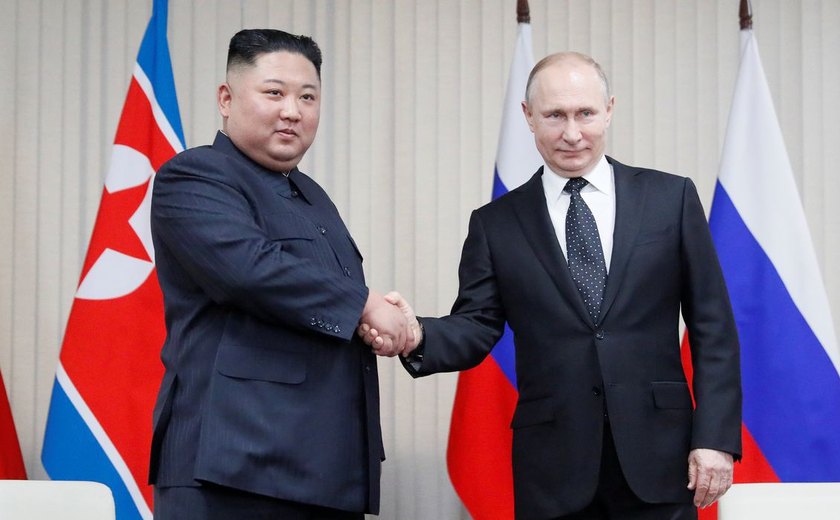 Na Coreia do Norte, Kim Jong-un diz que está 'de mãos dadas' com Putin