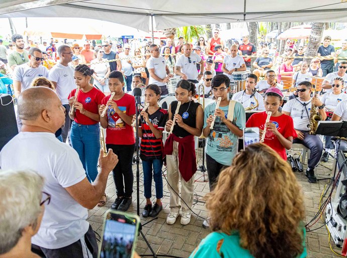 PM leva música e diversão a crianças na orla de Maceió