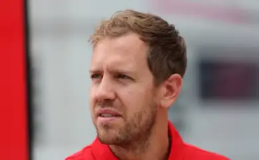 Vettel mostra boneco de Senna que ganhou do pai na infância: 'Ele era um grande fã do Ayrton'
