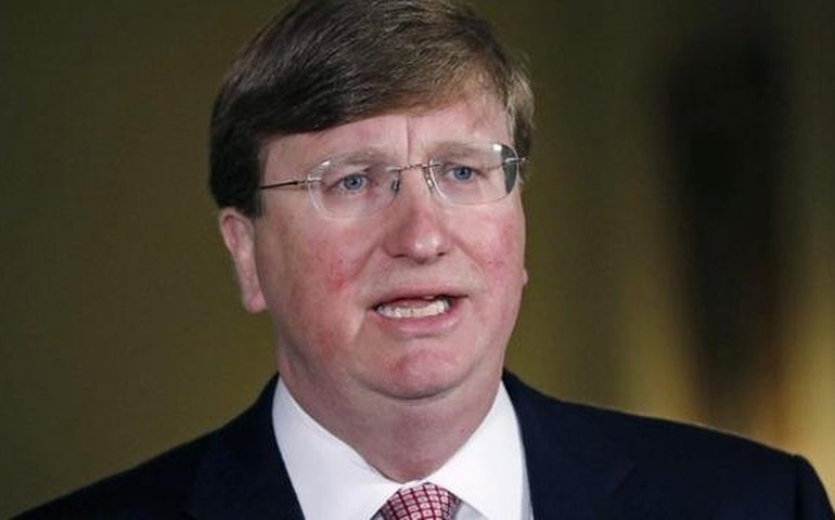 Governador do Mississippi sanciona lei para substituir bandeira do Estado