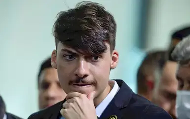 'Estranhos no ninho': Resistência a Carlos e Jair Renan testa força de Bolsonaro em Santa Catarina