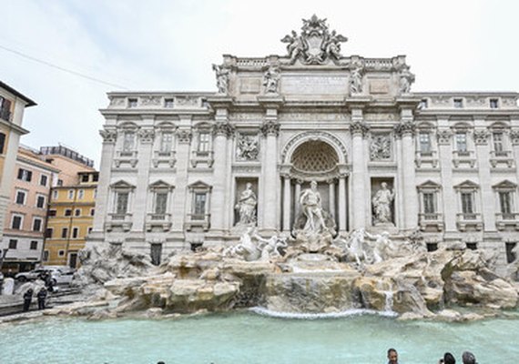 Mulher se banha na Fontana di Trevi e agride guardas