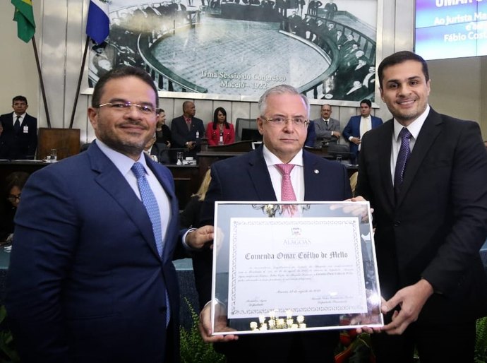 Desembargador Fábio Ferrario é condecorado com a Comenda Omar Coêlho de Mello