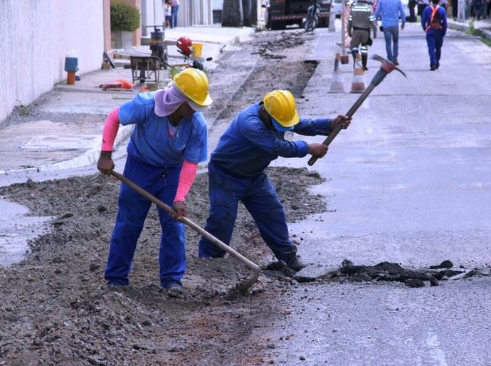 Prefeitura de Arapiraca intensifica pavimentação asfáltica no Alto do Cruzeiro