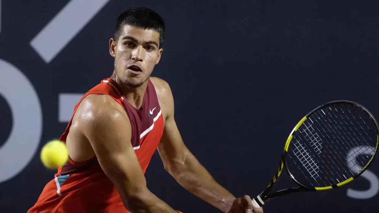 Dois melhores tenistas do mundo, Alcaraz e Sinner terão mais um confronto antes do Australian Open