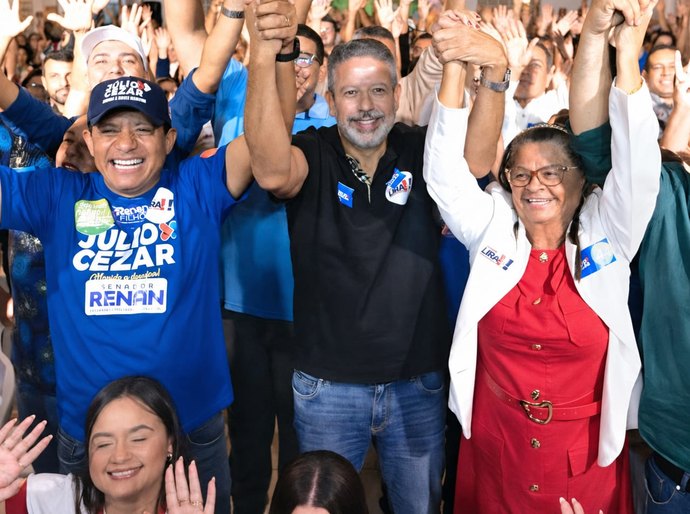 Líder nas pesquisas para o Senado, Arthur Lira mostra força ao lado de Júlio Cezar, Tia Júlia e milhares de apoiadores em Palmeira dos Índios