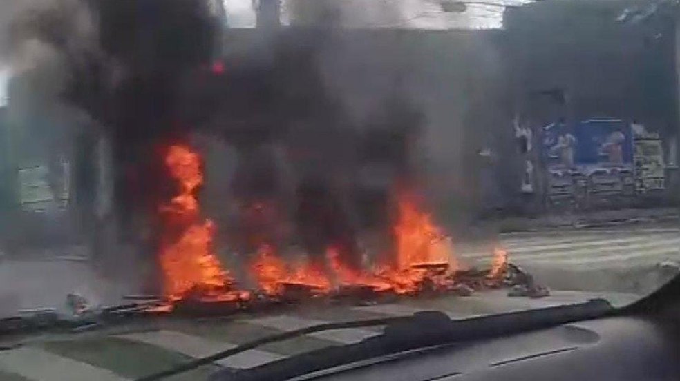 Manifestantes bloqueiam rua em frente ao Palácio Floriano Peixoto com queima de pneus