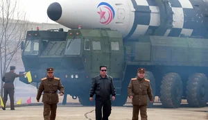 kim jong un aparece junto a novo míssil