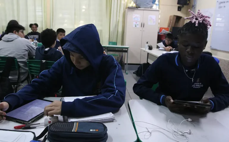 Professores no Brasil usam mais IA que média dos países da OCDE