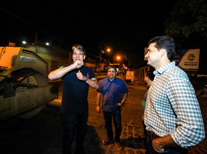 Rui Palmeira vistoria pavimentação da Avenida Belmiro Amorim, no Santa Lúcia