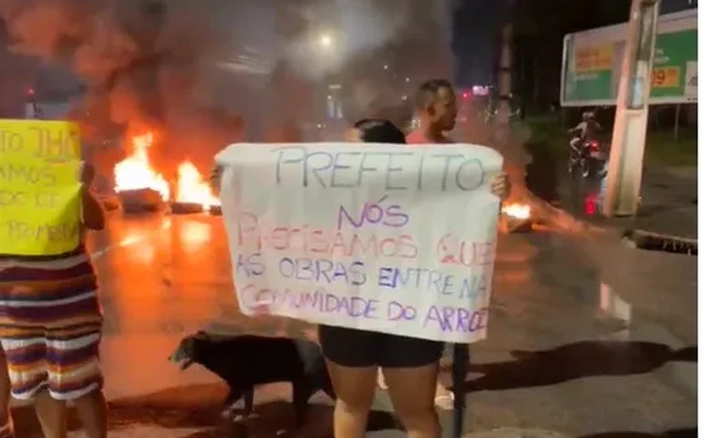 Moradores da Grota do Arroz cobram promessas não cumpridas por JHC em protesto na Gustavo Paiva
