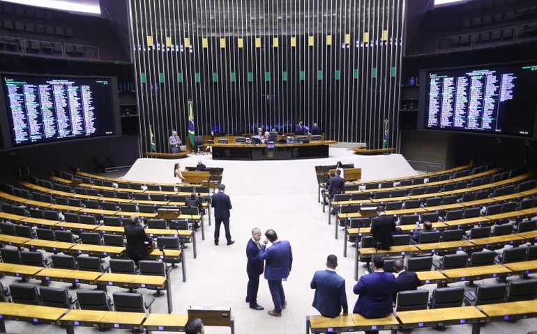 Câmara aprova aumento de pena para quem entregar bebida alcoólica a criança ou adolescente; acompanhe