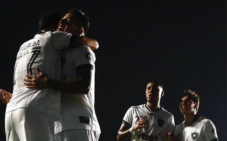 Botafogo vira, mas cede empate ao Coritiba com falha bizarra e aumenta pressão sobre Franclim