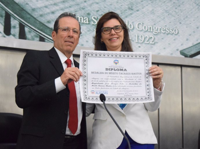 Juiz José Braga Neto recebe a Comenda Tavares Bastos
