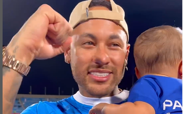 Neymar leva filha Mavie ao estádio e vê Al-Hilal ser campeão invicto do Saudita