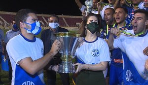 Grace entrega taça