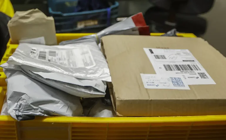 Serviço Postal dos EUA suspende distribuição de encomendas da China